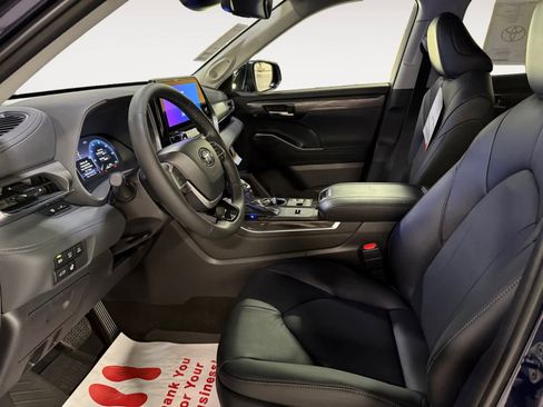 New 2026 Toyota Highlander Limited image 9