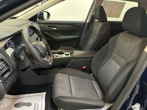 Certified 2025 Nissan Rogue SV image 4