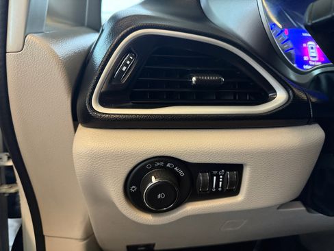 Used 2023 Chrysler Pacifica Touring-L image 22