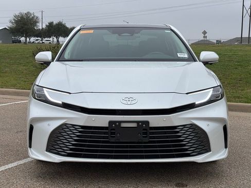 Used 2025 Toyota Camry XLE image 3