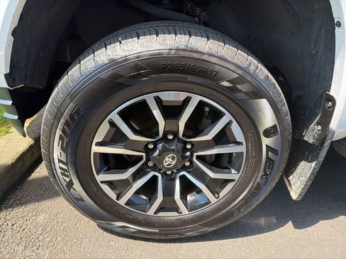 Used 2021 Toyota Tacoma TRD Sport AWD/4WD image 4