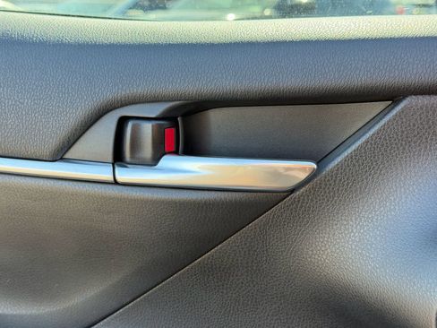 Used 2023 Toyota Camry SE image 11