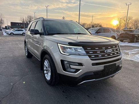 Used 2017 Ford Explorer XLT w/ Equipment Group 202A image 4