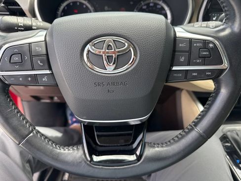 Used 2021 Toyota Highlander XLE AWD/4WD image 14