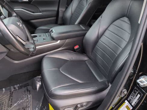 Used 2022 Toyota Highlander XLE FWD image 16