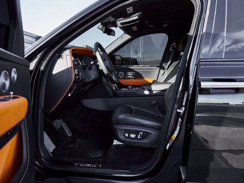 Used 2022 Rolls-Royce Cullinan Black Badge w/ Dark Exterior Package image 33