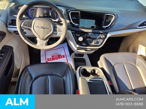 Used 2023 Chrysler Pacifica Touring-L FWD image 16
