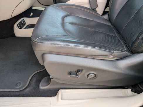 Used 2018 Chrysler Pacifica Touring-L w/ Tire & Wheel Group FWD image 15