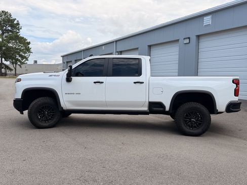 Used 2025 Chevrolet Silverado 2500 ZR2 w/ Technology Package AWD/4WD image 17