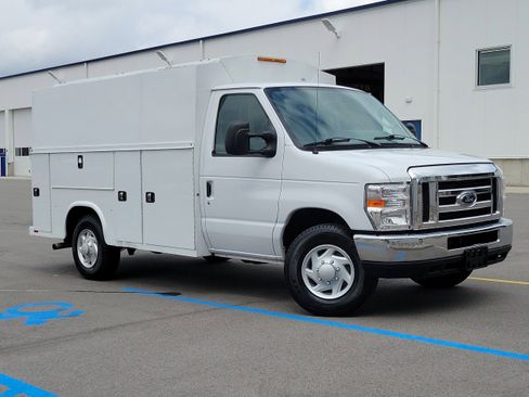 Certified 2018 Ford E-350 and Econoline 350 Super Duty w/ Power Windows & Locks Group image 26