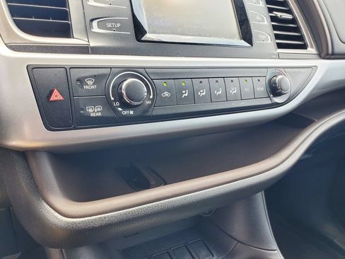 Used 2019 Toyota Highlander LE FWD image 28