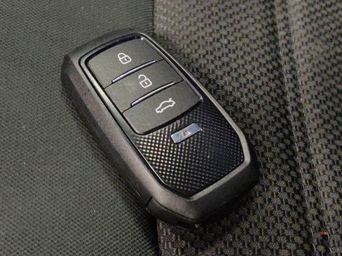 Used 2020 Ford Fusion SE FWD image 32