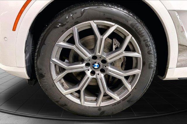 Used 2024 BMW X7 xDrive40i w/ Premium Package AWD/4WD image 11