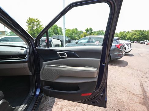 Used 2025 Kia Carnival FWD image 12