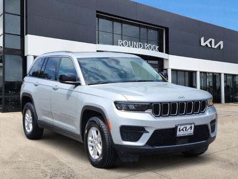 Used 2024 Jeep Grand Cherokee Laredo RWD image 3