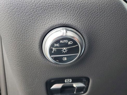 Used 2025 Mercedes-Benz GLC 300 4MATIC image 17