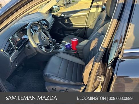 Used 2021 Volkswagen Jetta SE w/ SE Cold Weather Package image 3