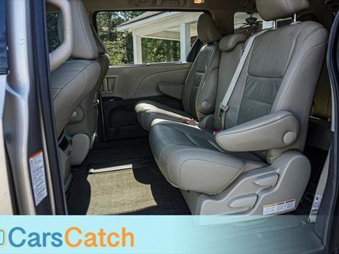 Used 2017 Toyota Sienna XLE w/ XLE Navigation Package FWD image 21