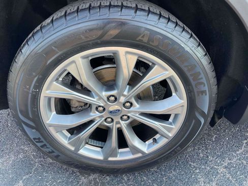 Used 2021 Ford Explorer Limited w/ Equipment Group 301A AWD/4WD image 10