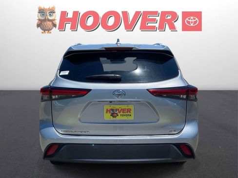 Used 2023 Toyota Highlander XLE FWD image 3