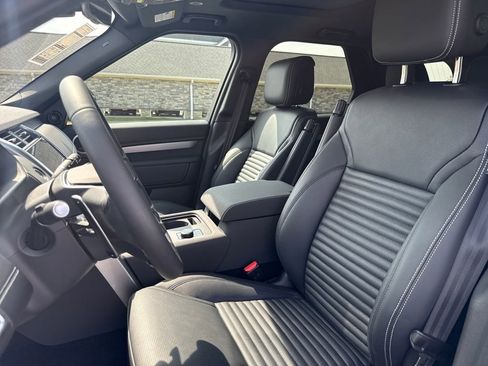 New 2025 Land Rover Discovery Dynamic SE image 11