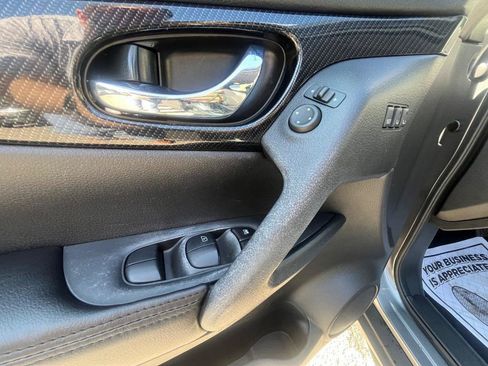 Used 2018 Nissan Rogue SL w/ Premium Package FWD image 16