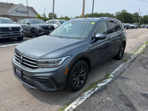 Certified 2023 Volkswagen Tiguan SE FWD image 3