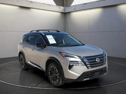 Used 2025 Nissan Rogue Platinum w/ Platinum Premium Package AWD/4WD image 2