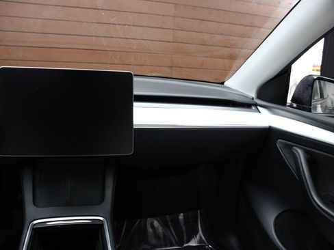 Used 2023 Tesla Model Y 2WD image 31