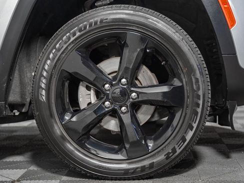 Used 2024 Jeep Grand Cherokee Altitude image 17