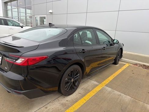 Used 2025 Toyota Camry SE image 7