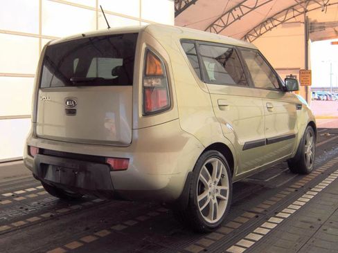 Used 2010 Kia Soul ! FWD image 5