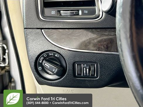 Used 2016 Chrysler Town & Country Touring w/ Driver Convenience Group image 19