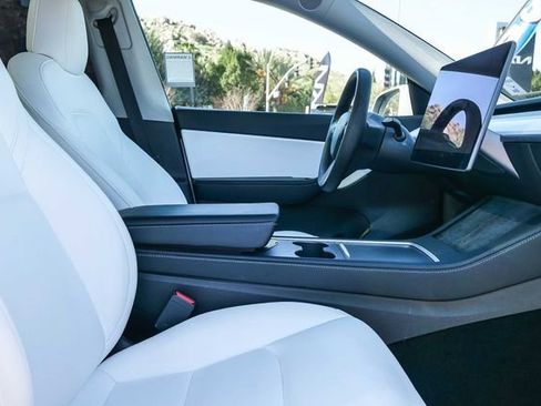 Used 2022 Tesla Model Y Long Range image 17