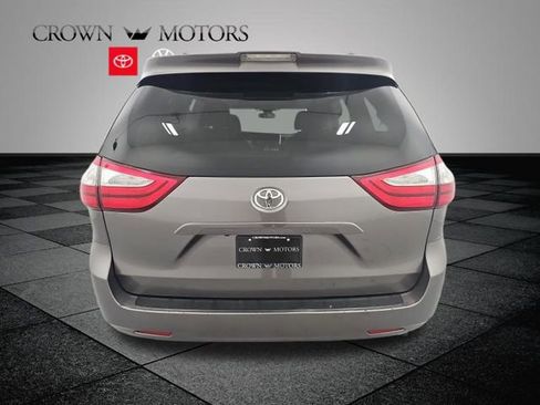 Used 2018 Toyota Sienna XLE image 5