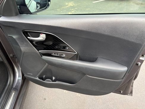 Used 2020 Kia Niro EX Premium image 29