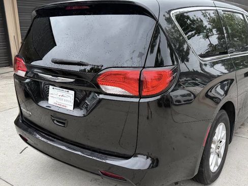 Used 2017 Chrysler Pacifica Touring FWD image 18