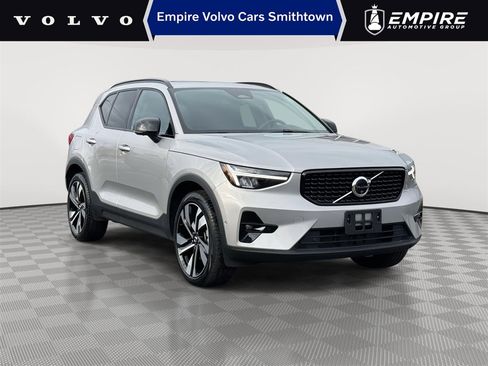 Used 2025 Volvo XC40 B5 Plus image 1