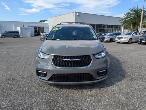 Used 2022 Chrysler Pacifica Touring-L image 8