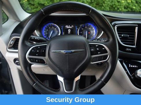 Used 2017 Chrysler Pacifica Touring-L FWD image 4