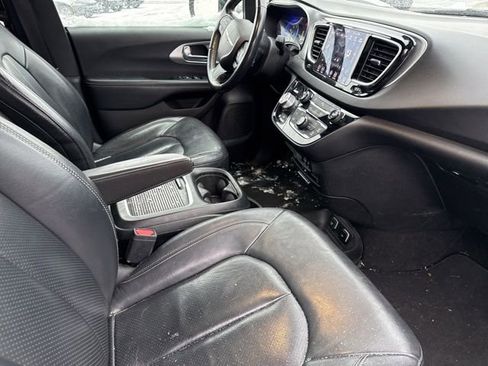 Used 2019 Chrysler Pacifica Touring-L Plus w/ S Appearance Package image 9