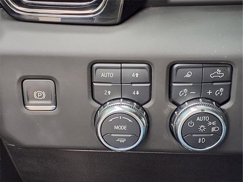 Used 2025 GMC Sierra 2500 AT4 w/ AT4 Premium Plus Package image 18