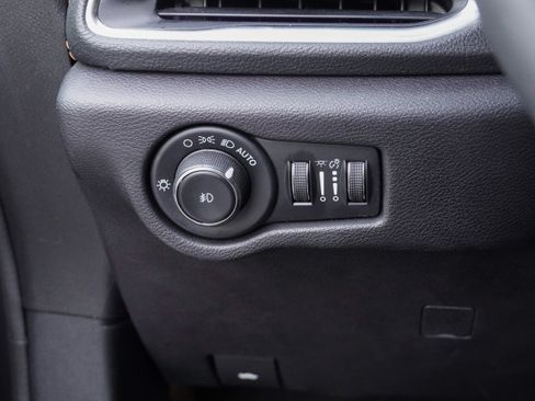 Used 2023 Chrysler Pacifica Pinnacle FWD image 17