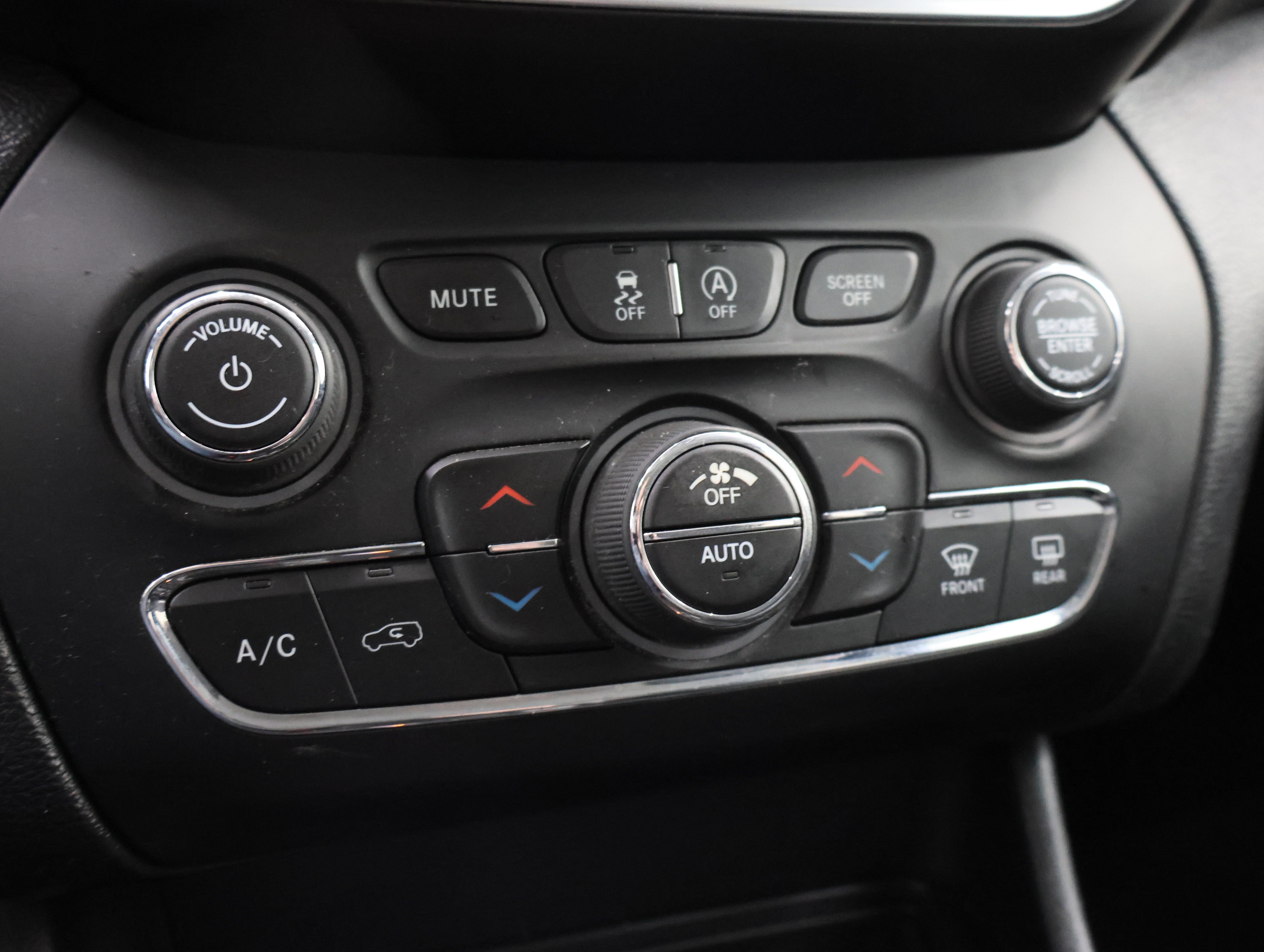 Used 2019 Jeep Cherokee Limited w/ Trailer Tow Group AWD/4WD image 50