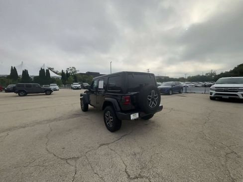 Used 2025 Jeep Wrangler Unlimited Sahara AWD/4WD image 9