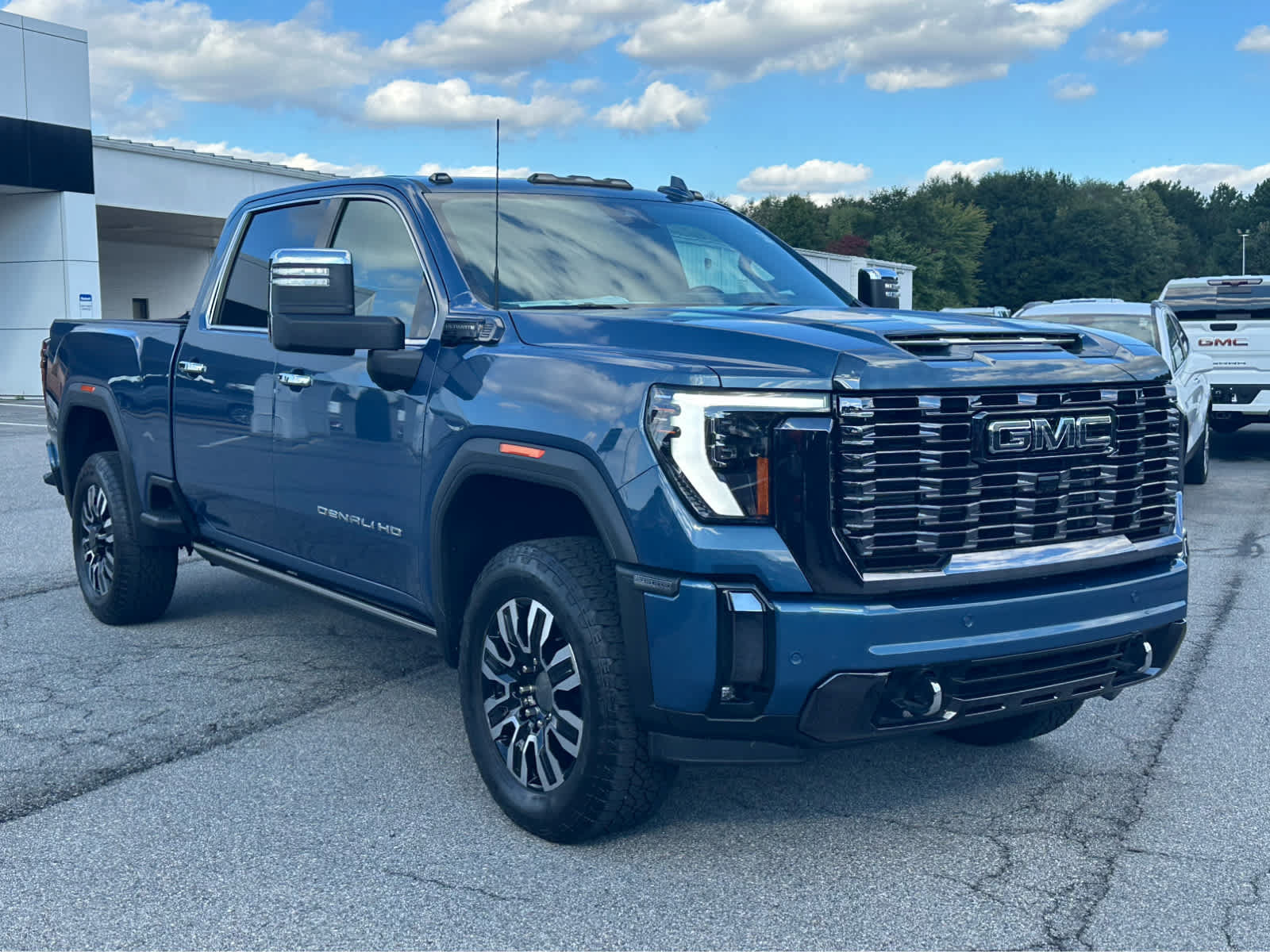 Used 2024 GMC Sierra 2500 Denali Ultimate w/ Max Trailering Package AWD/4WD image 3