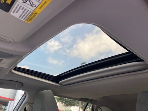 Used 2022 Toyota RAV4 XLE w/ Convenience Package FWD image 15