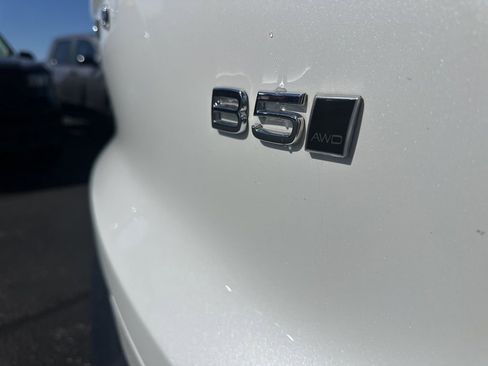 Used 2024 Volvo XC40 B5 Core image 11