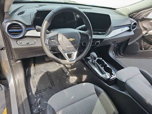 Used 2025 Chevrolet Trax LT w/ LT Convenience Package FWD image 15