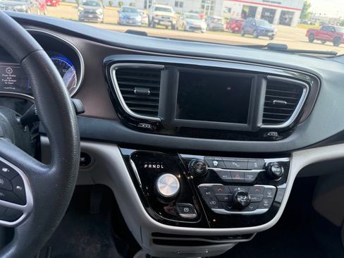 Used 2018 Chrysler Pacifica Touring Plus FWD image 9